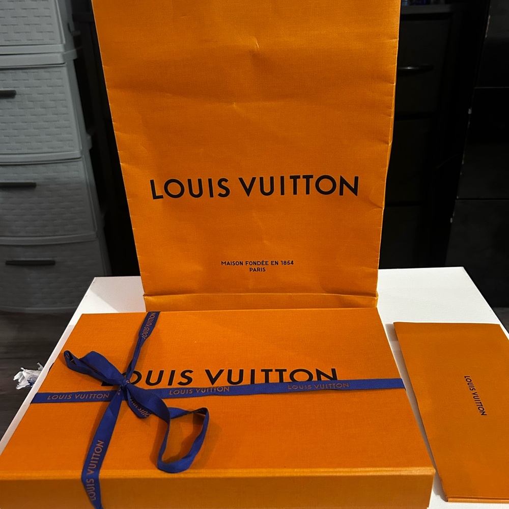 Louis Vuitton Black Scarf Luxurious Wrap - Picture 5 of 6